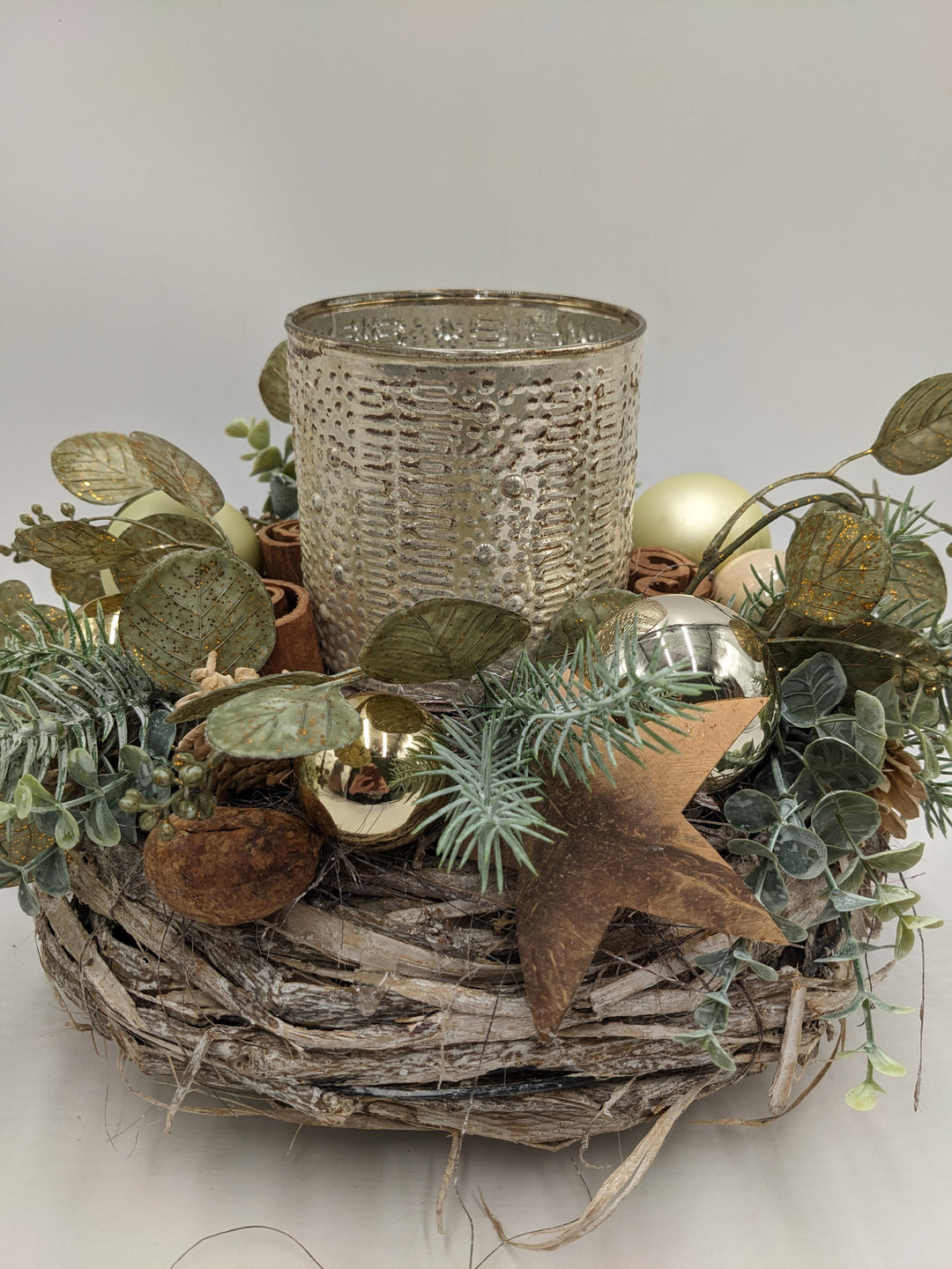 Weihnachtsgesteck Teelicht Kugel Stern gold