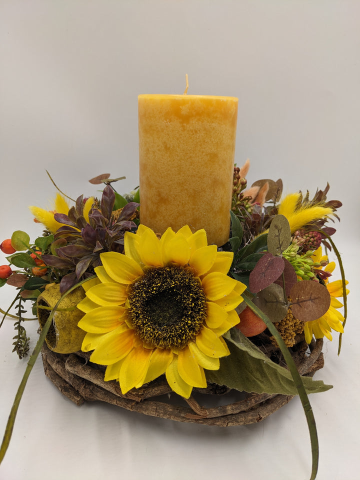 Sommergesteck Sonnenblume Beeren gelb
