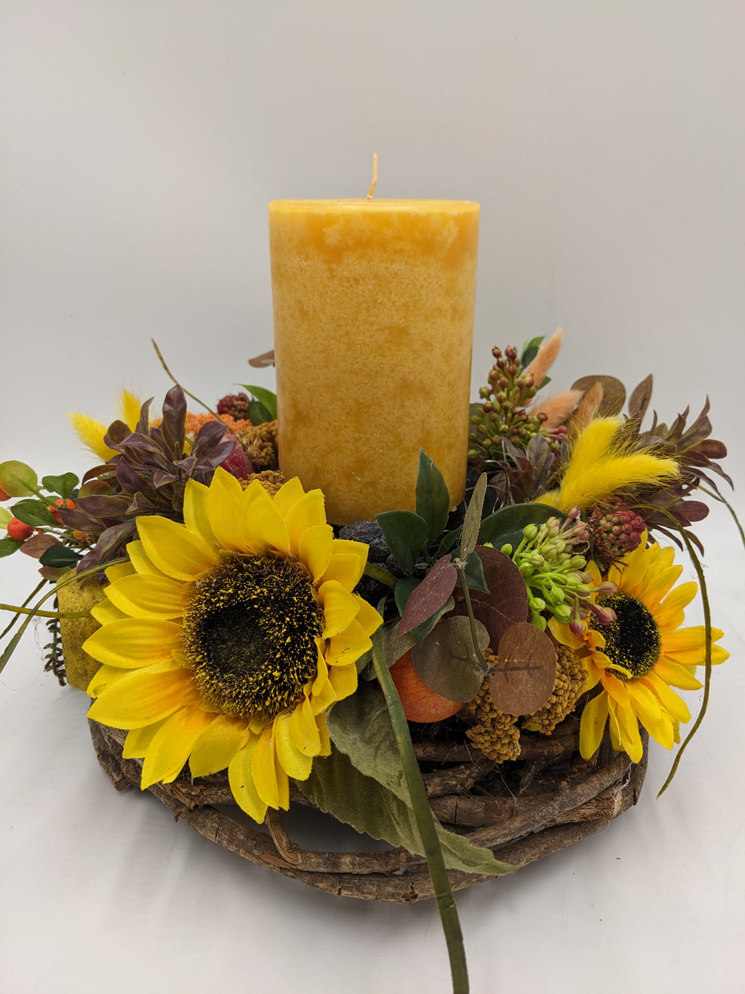 Sommergesteck Sonnenblume Beeren gelb