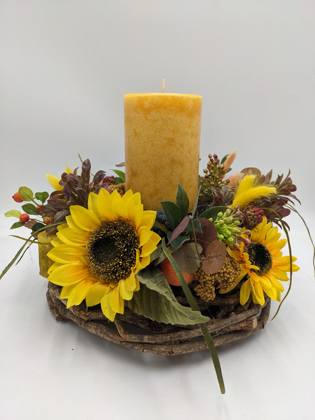Sommergesteck Sonnenblume Beeren gelb