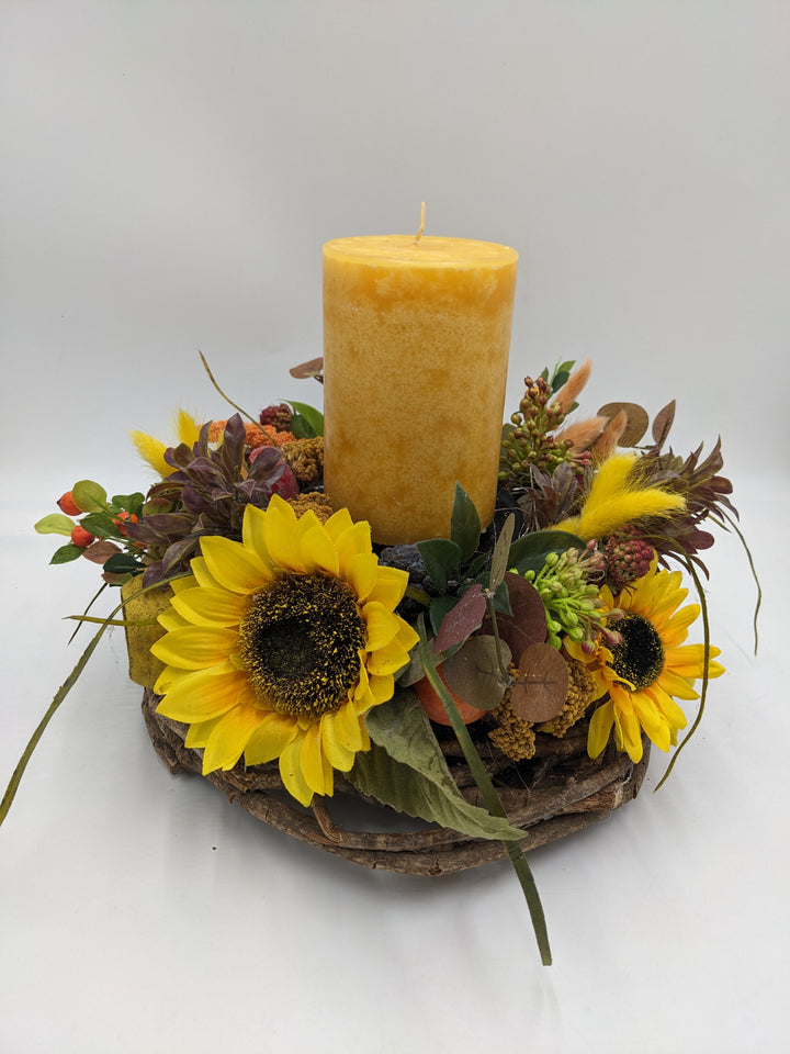 Sommergesteck Sonnenblume Beeren gelb