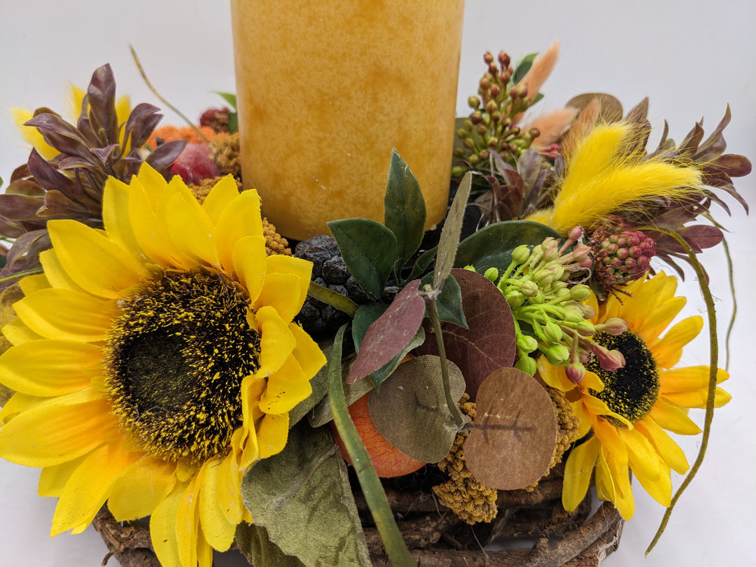 Sommergesteck Sonnenblume Beeren gelb