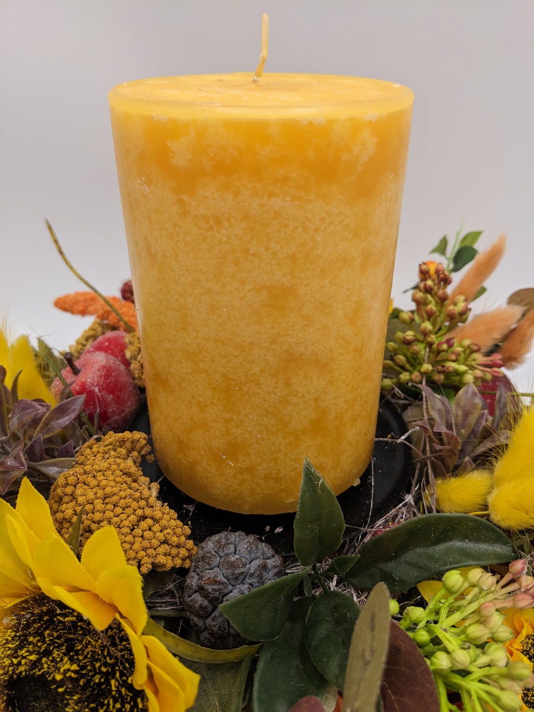 Sommergesteck Sonnenblume Beeren gelb