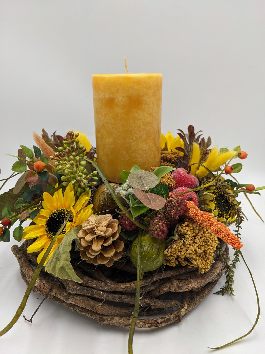 Sommergesteck Sonnenblume Beeren gelb