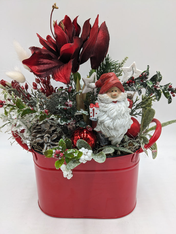 Weihnachtsgesteck Kugel Zapfen Weihnachtsmann rot