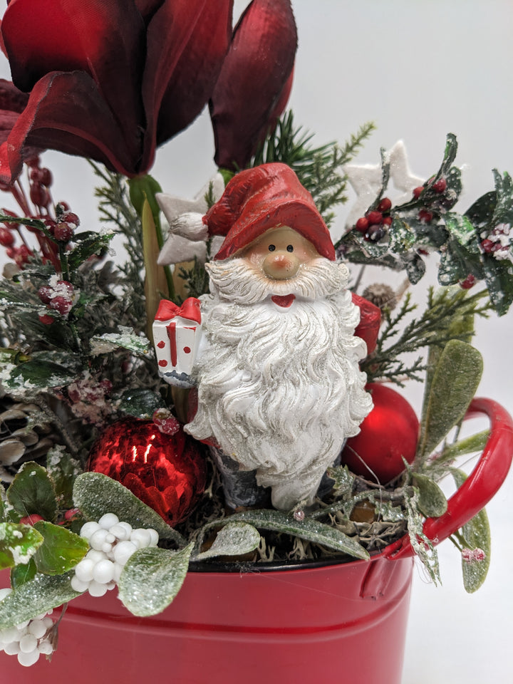 Weihnachtsgesteck Kugel Zapfen Weihnachtsmann rot