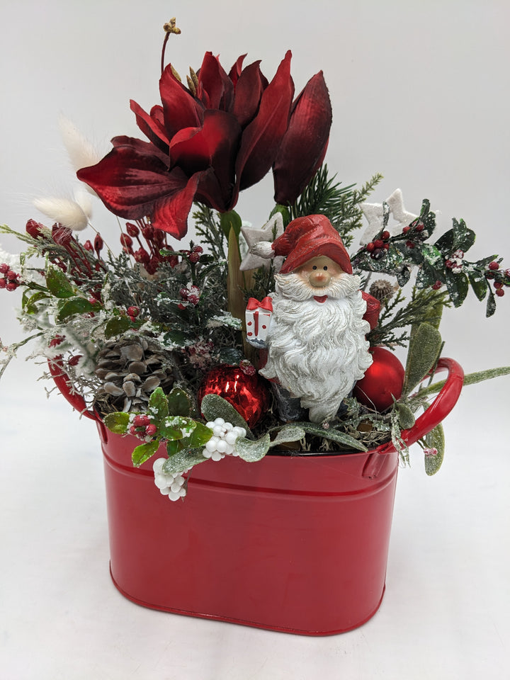 Weihnachtsgesteck Kugel Zapfen Weihnachtsmann rot