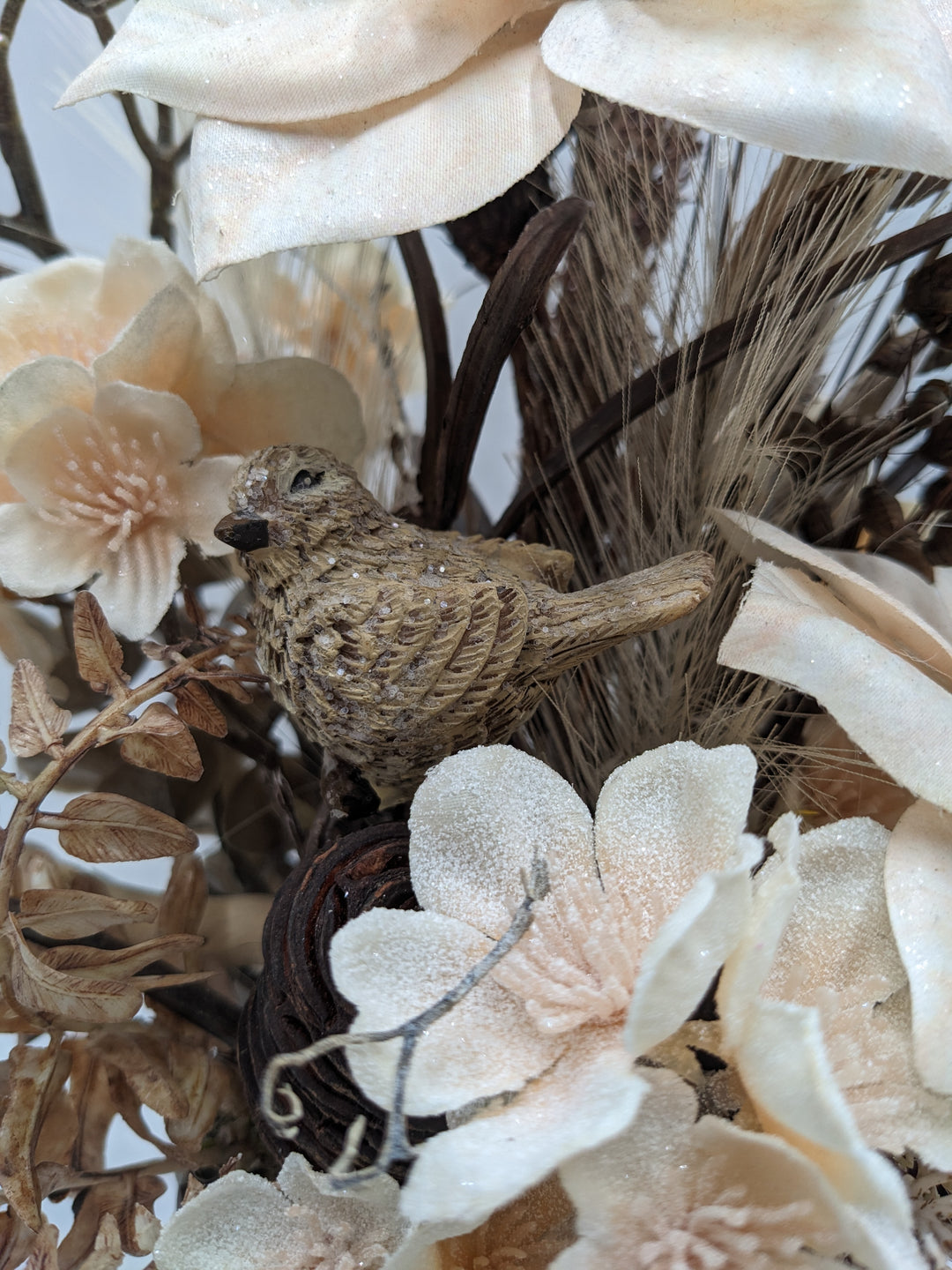 Wintergesteck Vogel Weihnachtsstern Kirschblüte creme