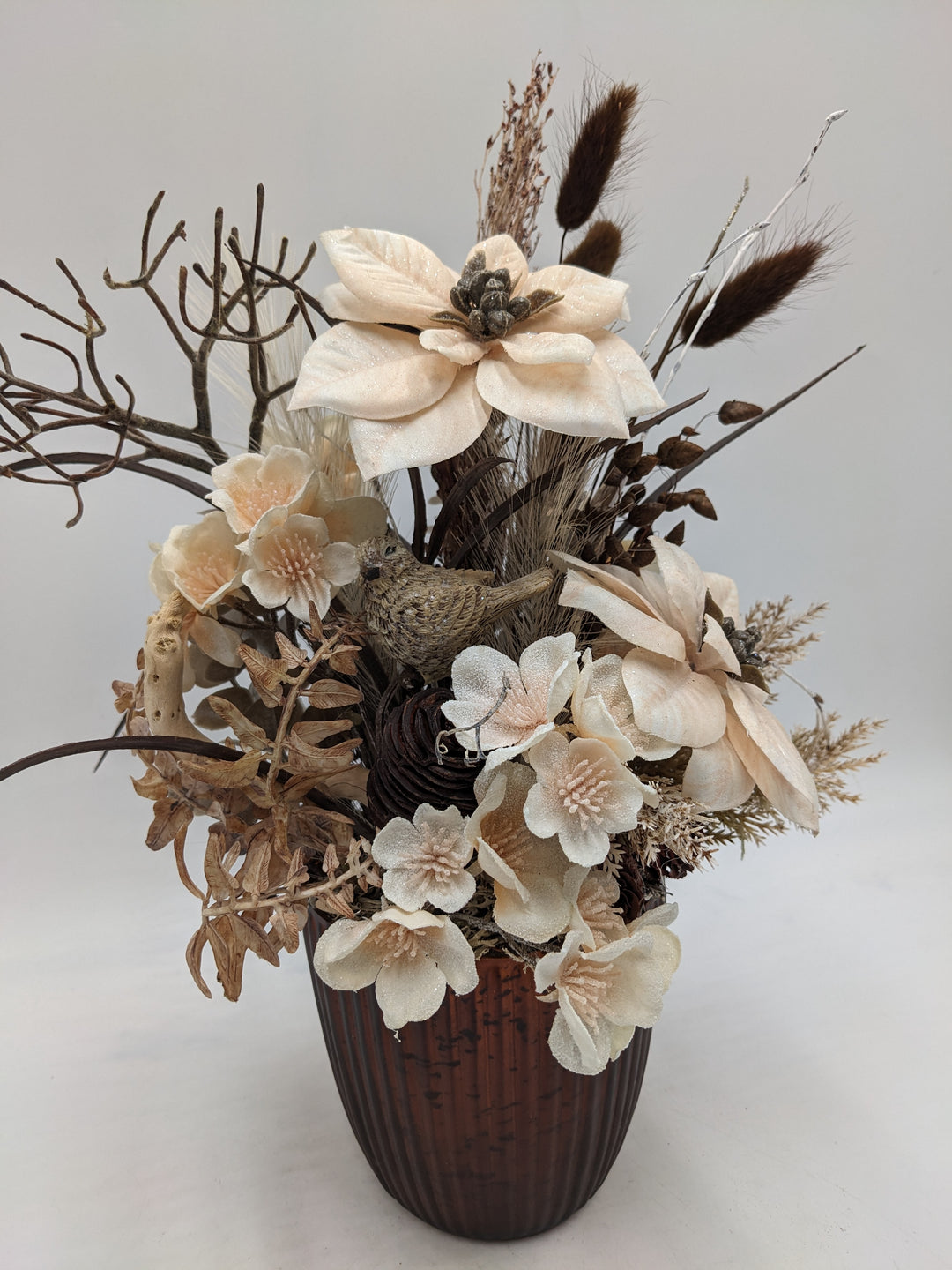Wintergesteck Vogel Weihnachtsstern Kirschblüte creme