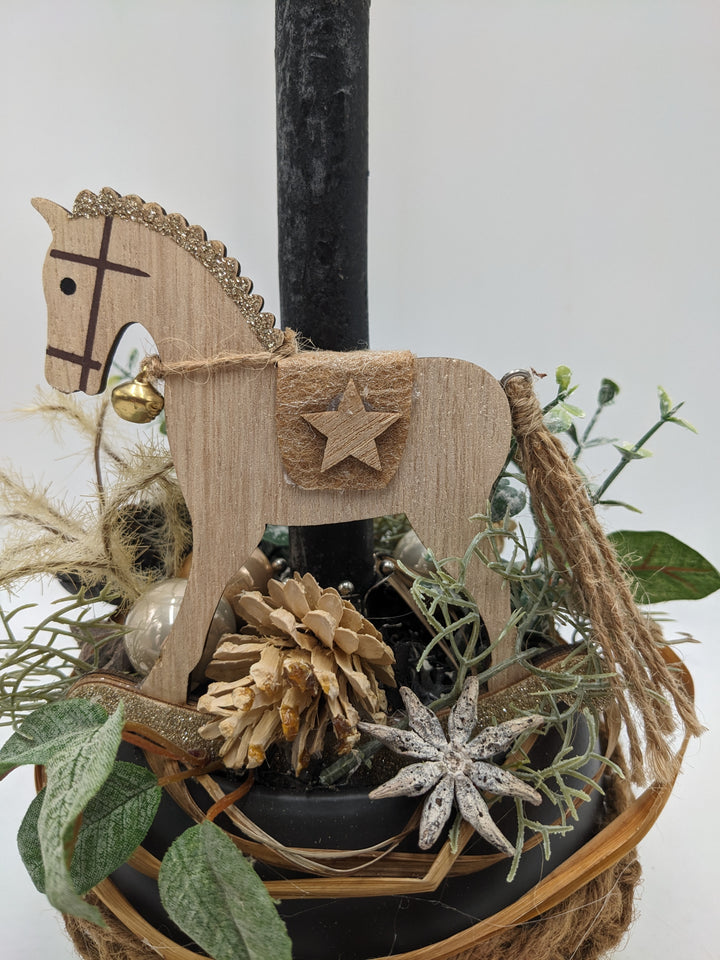 Weihnachtsgesteck Kugel Anis Schaukelpferd schwarz