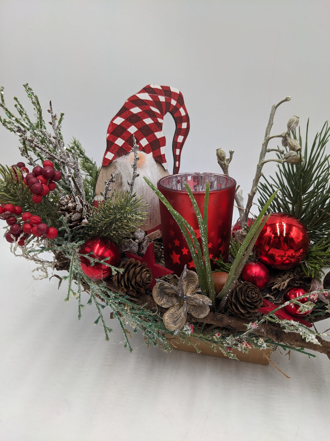 Weihnachtsgesteck Teelicht Kugel Wichtel rot