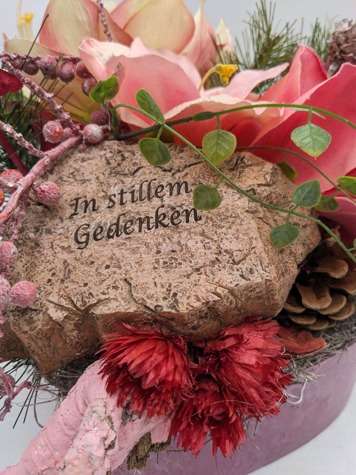 Trauergesteck in stillem Gedenken Zapfen rosa