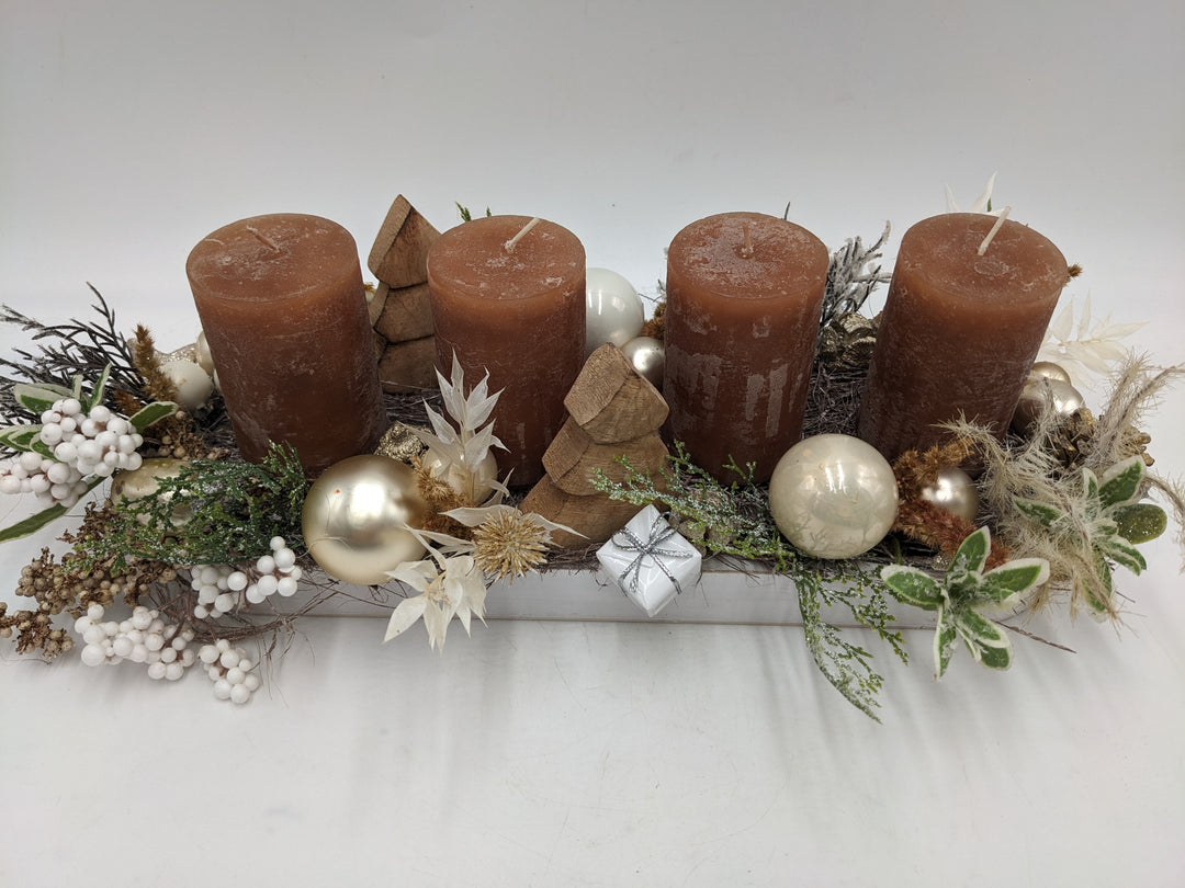 Adventsgesteck Kugel Tannenbäumchen Beeren braun