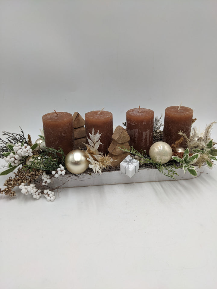 Adventsgesteck Kugel Tannenbäumchen Beeren braun