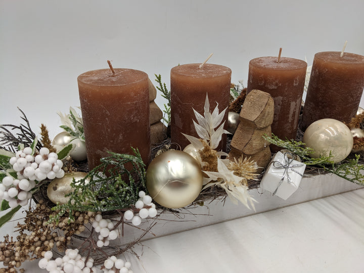 Adventsgesteck Kugel Tannenbäumchen Beeren braun