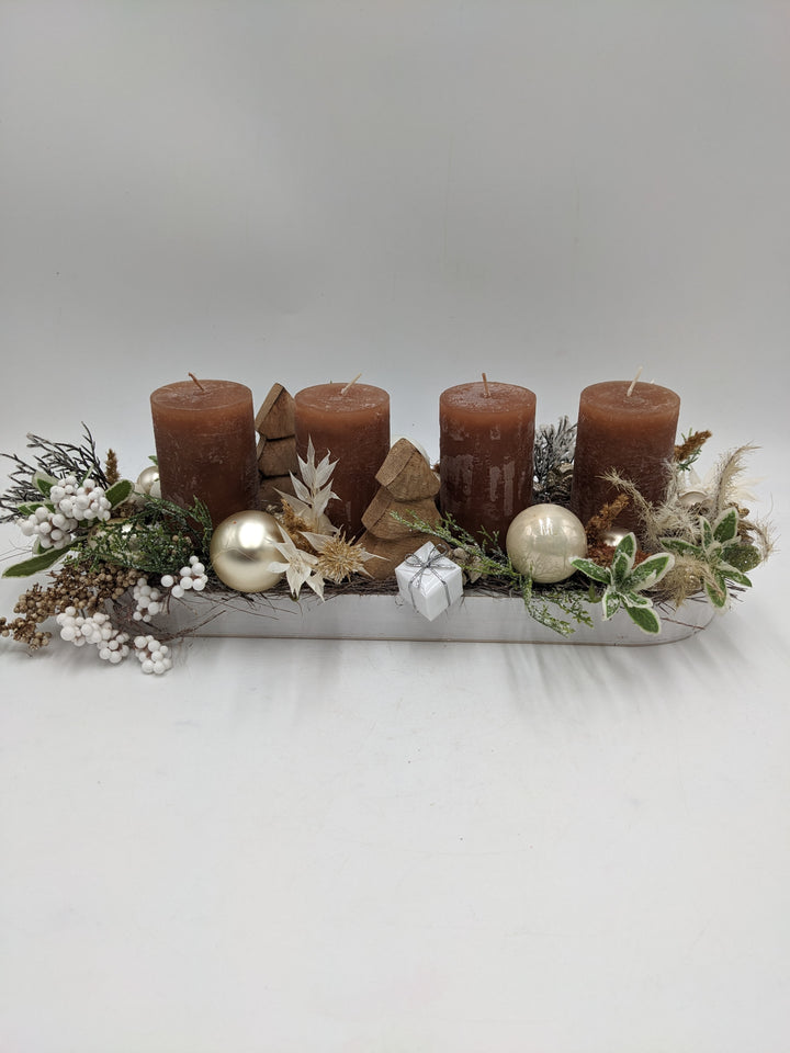 Adventsgesteck Kugel Tannenbäumchen Beeren braun