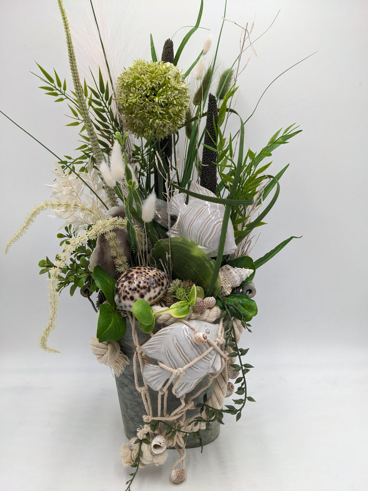 Sommergesteck maritim Schnecke Fisch Allium creme