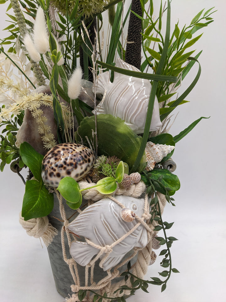 Sommergesteck maritim Schnecke Fisch Allium creme