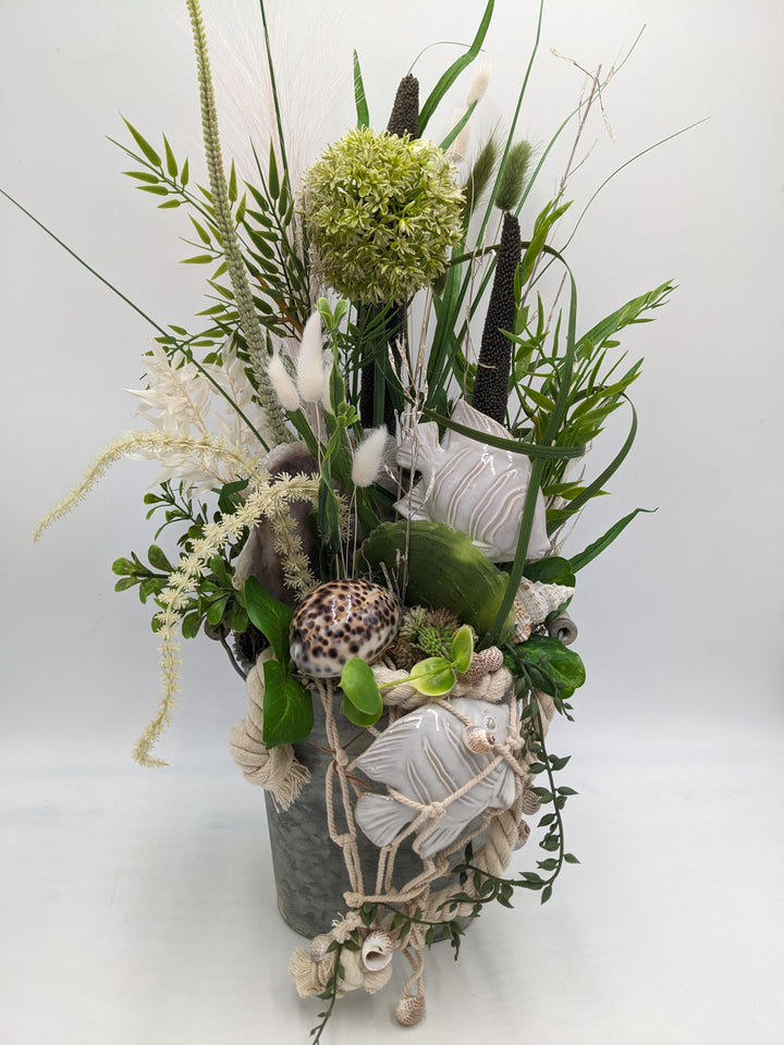 Sommergesteck maritim Schnecke Fisch Allium creme
