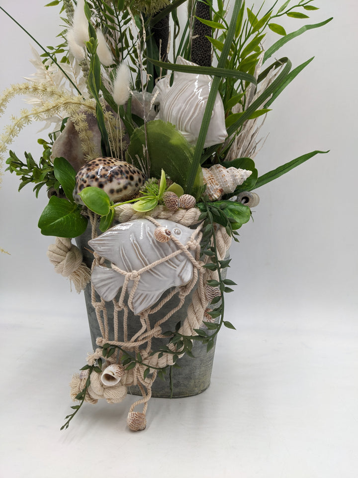 Sommergesteck maritim Schnecke Fisch Allium creme