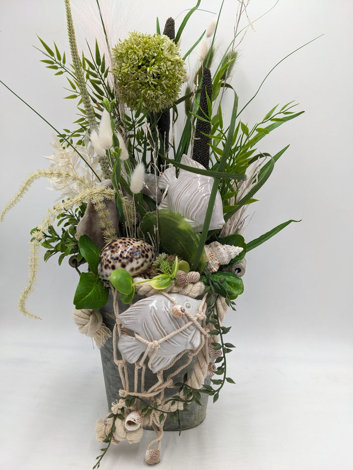Sommergesteck maritim Schnecke Fisch Allium creme