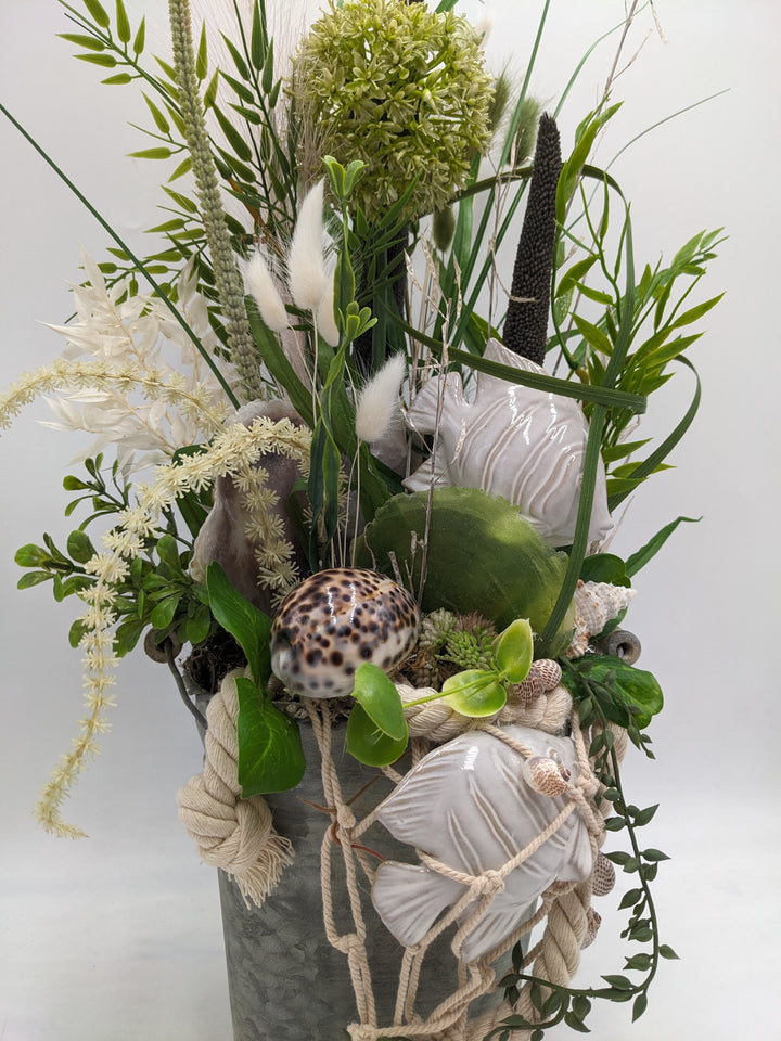Sommergesteck maritim Schnecke Fisch Allium creme