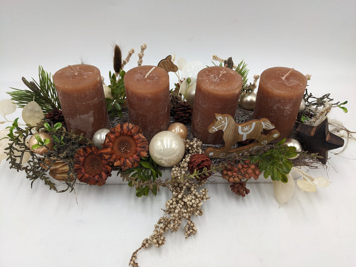 Adventsgesteck Kugel Stern Schaukelpferd braun