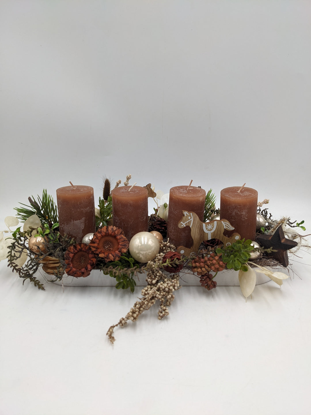 Adventsgesteck Kugel Stern Schaukelpferd braun