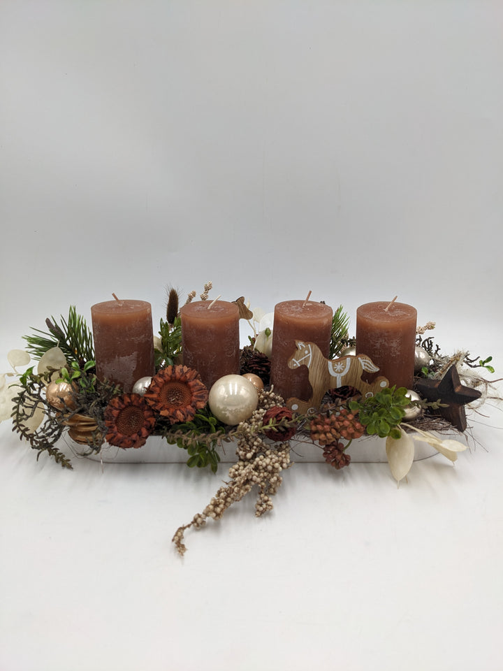 Adventsgesteck Kugel Stern Schaukelpferd braun
