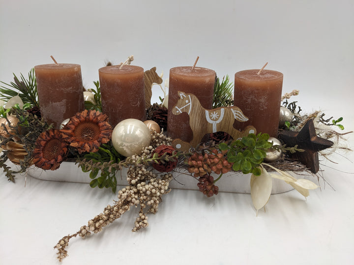 Adventsgesteck Kugel Stern Schaukelpferd braun