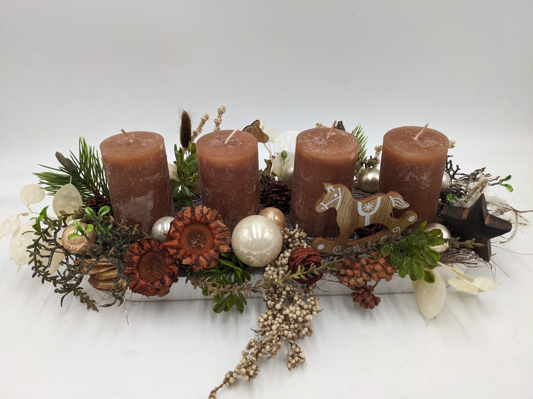 Adventsgesteck Kugel Stern Schaukelpferd braun