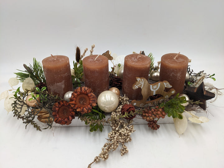 Adventsgesteck Kugel Stern Schaukelpferd braun