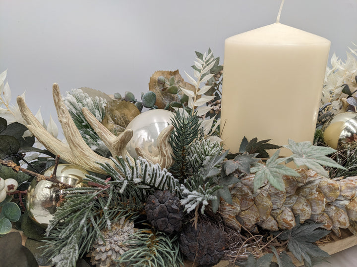 Weihnachtsgesteck Kugel Zapfen Geweih creme
