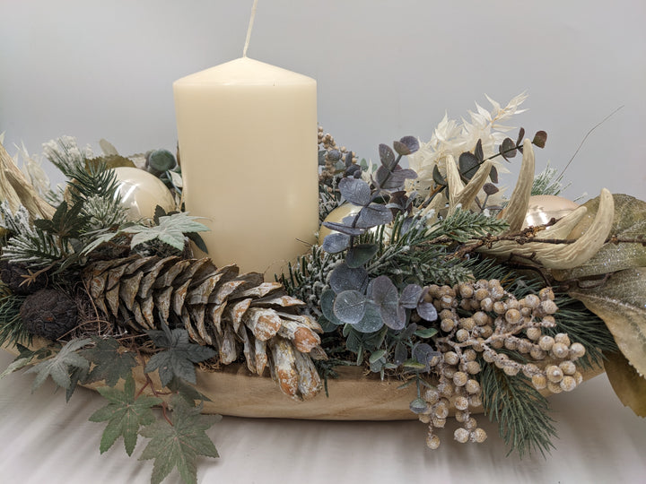 Weihnachtsgesteck Kugel Zapfen Geweih creme