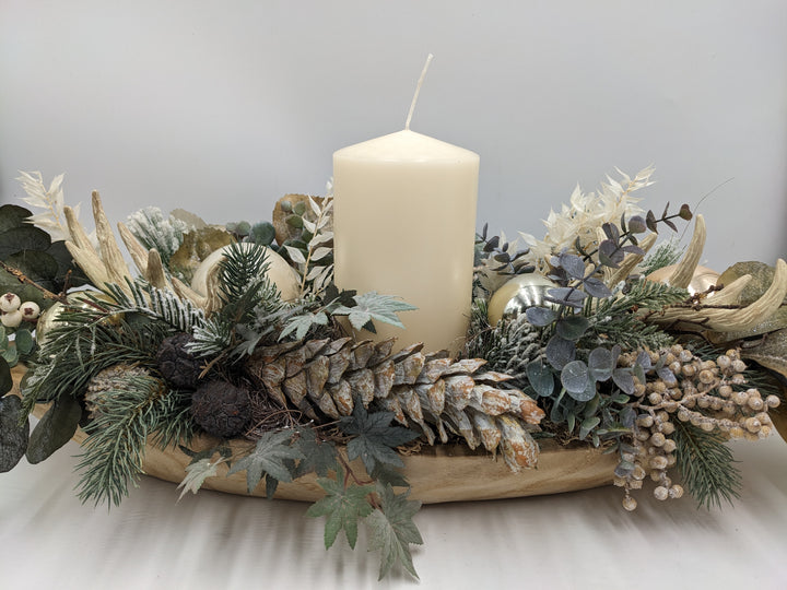 Weihnachtsgesteck Kugel Zapfen Geweih creme