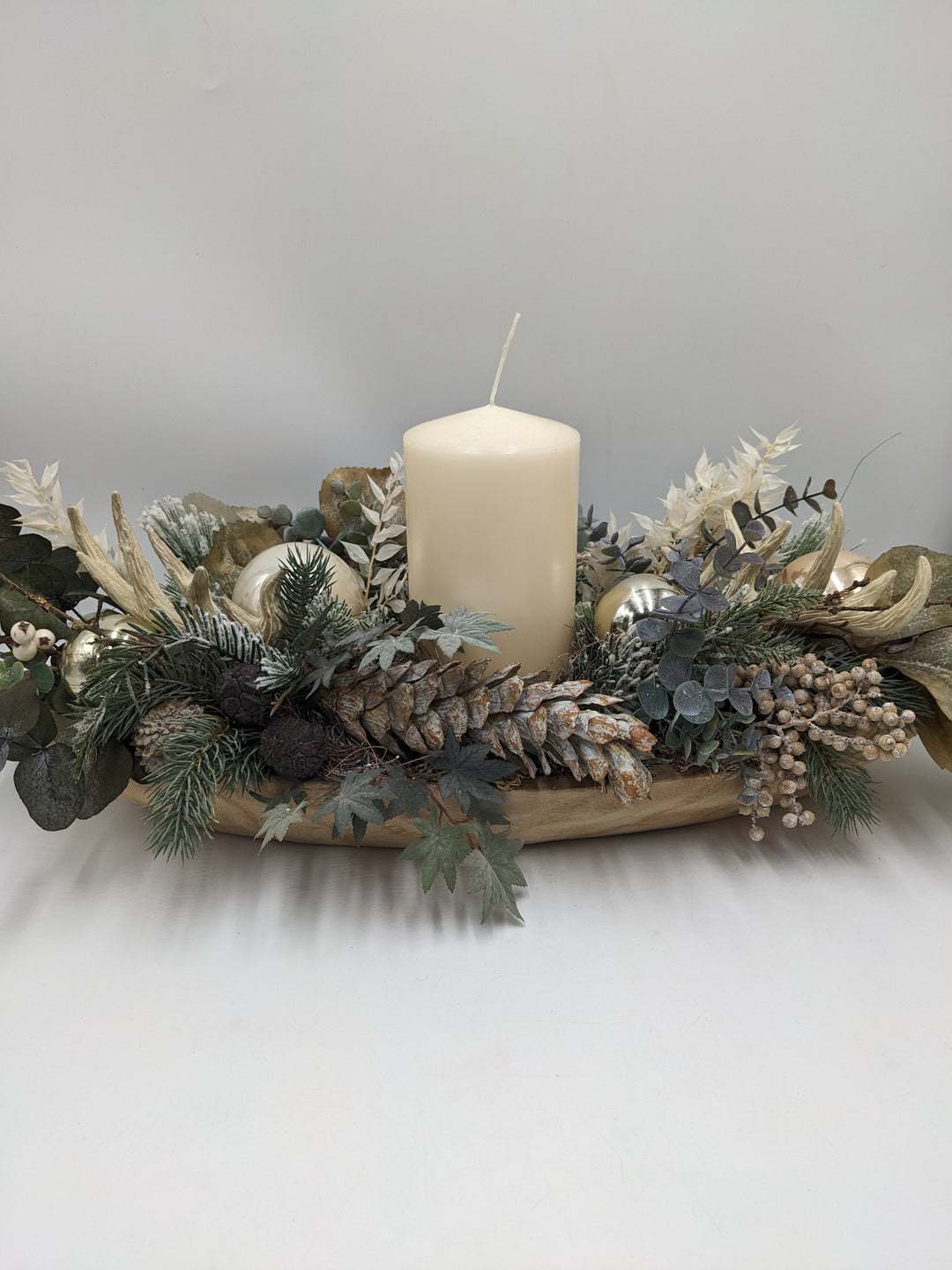Weihnachtsgesteck Kugel Zapfen Geweih creme
