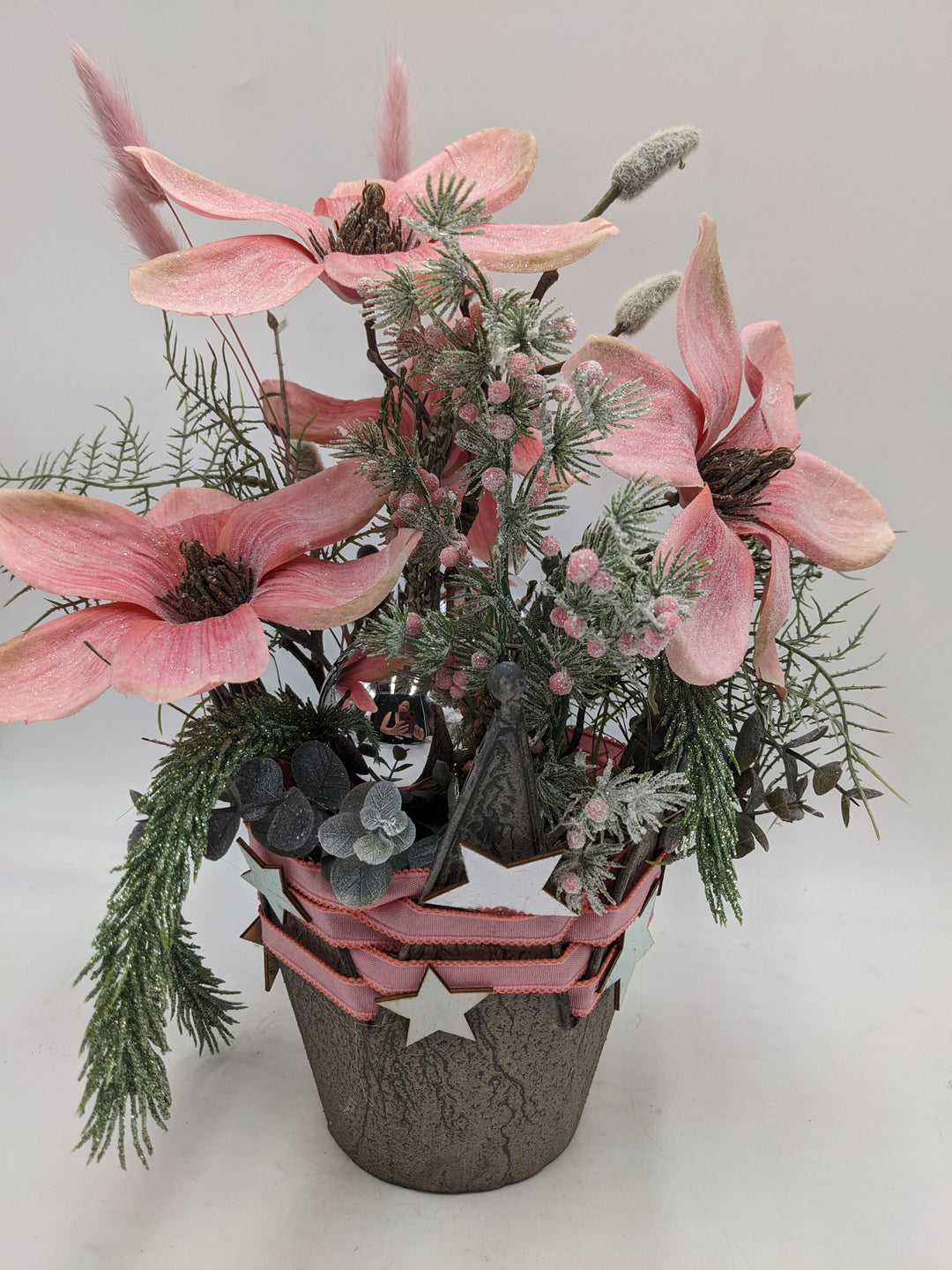 Weihnachtsgesteck Kugel Stern Magnolie rosa