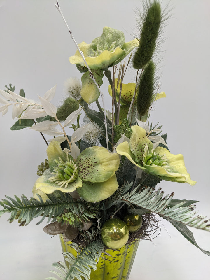 Weihnachtsgesteck Kugel Christrose grün