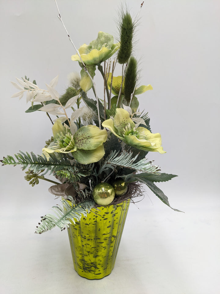 Weihnachtsgesteck Kugel Christrose grün