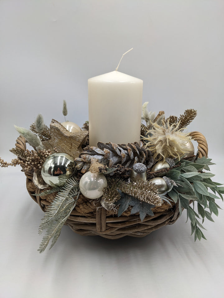 Weihnachtsgesteck Kugel Stern Zapfen creme