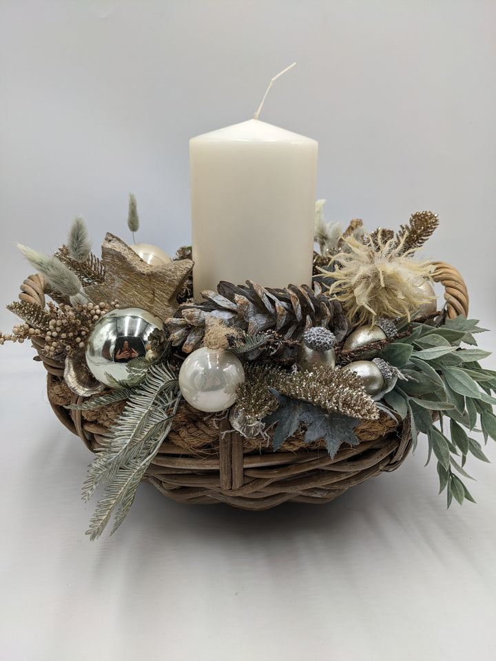 Weihnachtsgesteck Kugel Stern Zapfen creme