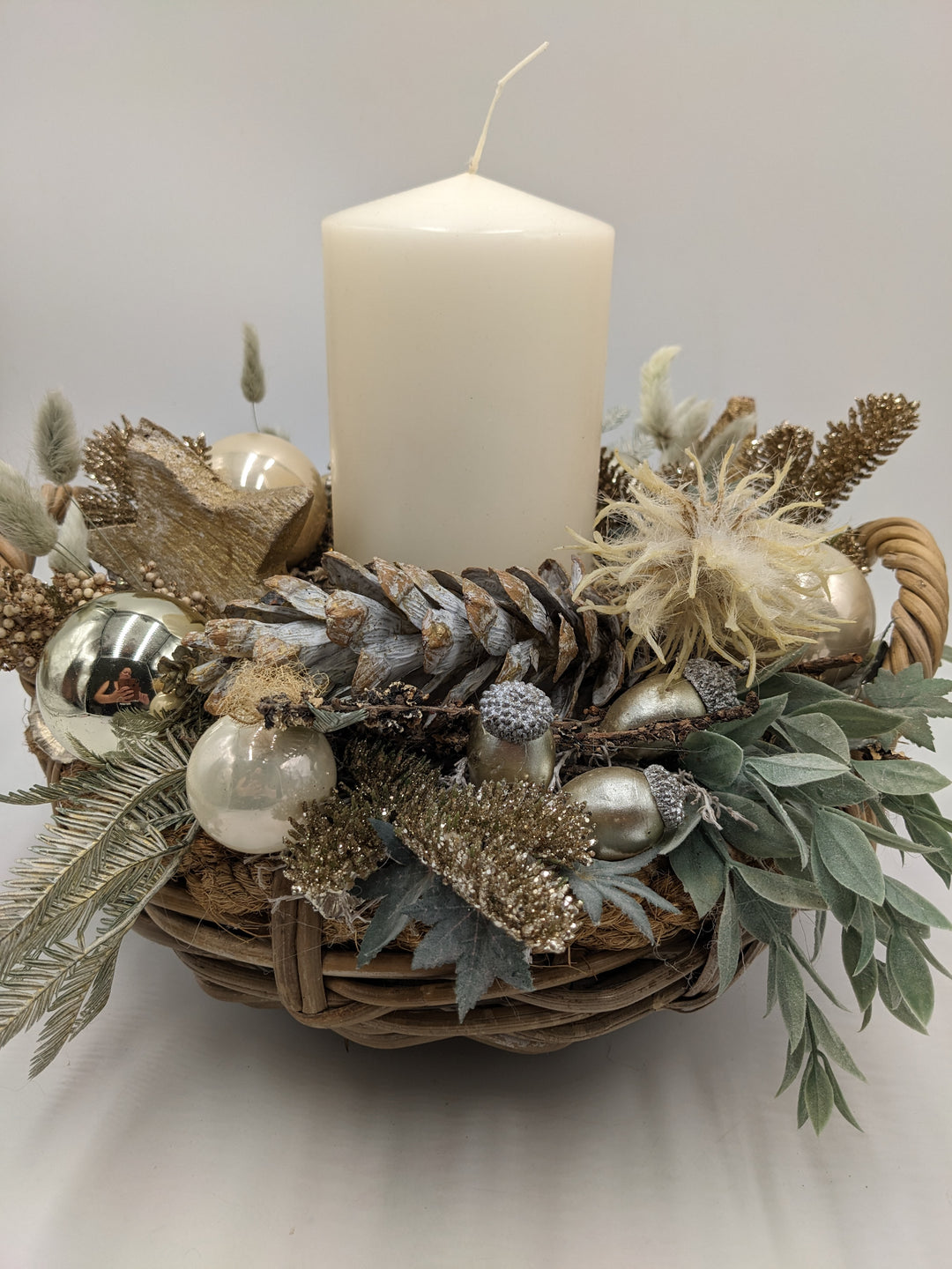 Weihnachtsgesteck Kugel Stern Zapfen creme
