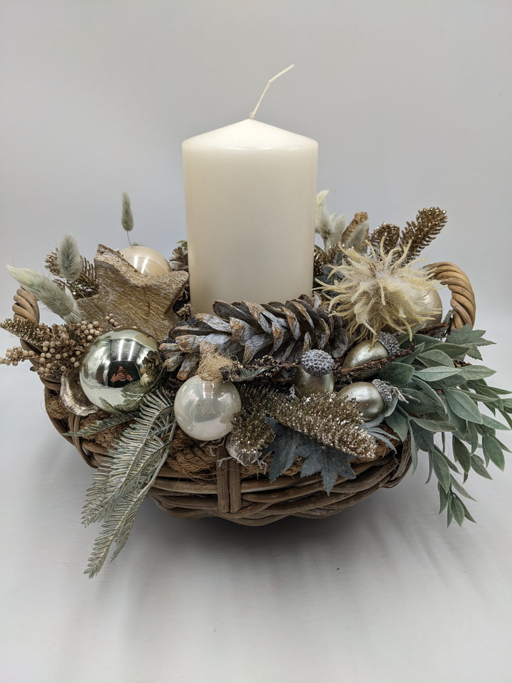 Weihnachtsgesteck Kugel Stern Zapfen creme