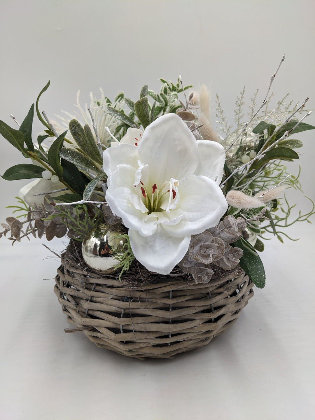 Weihnachtsgesteck Kugel Amaryllis Salbei weiß