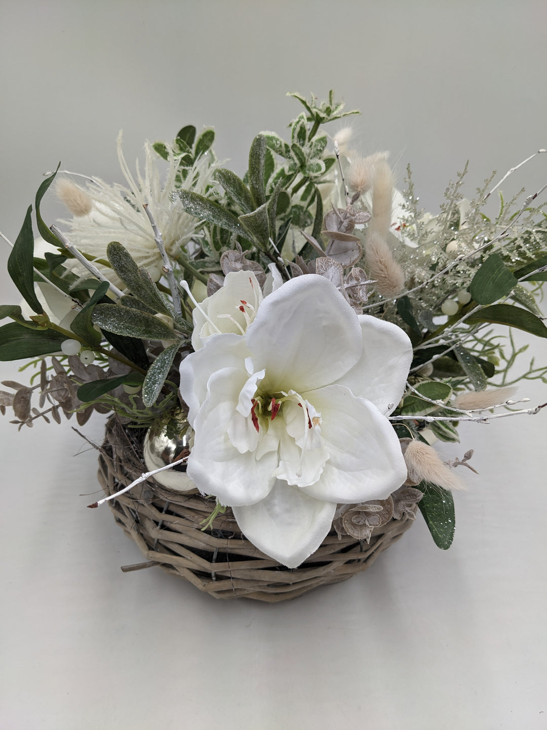 Weihnachtsgesteck Kugel Amaryllis Salbei weiß