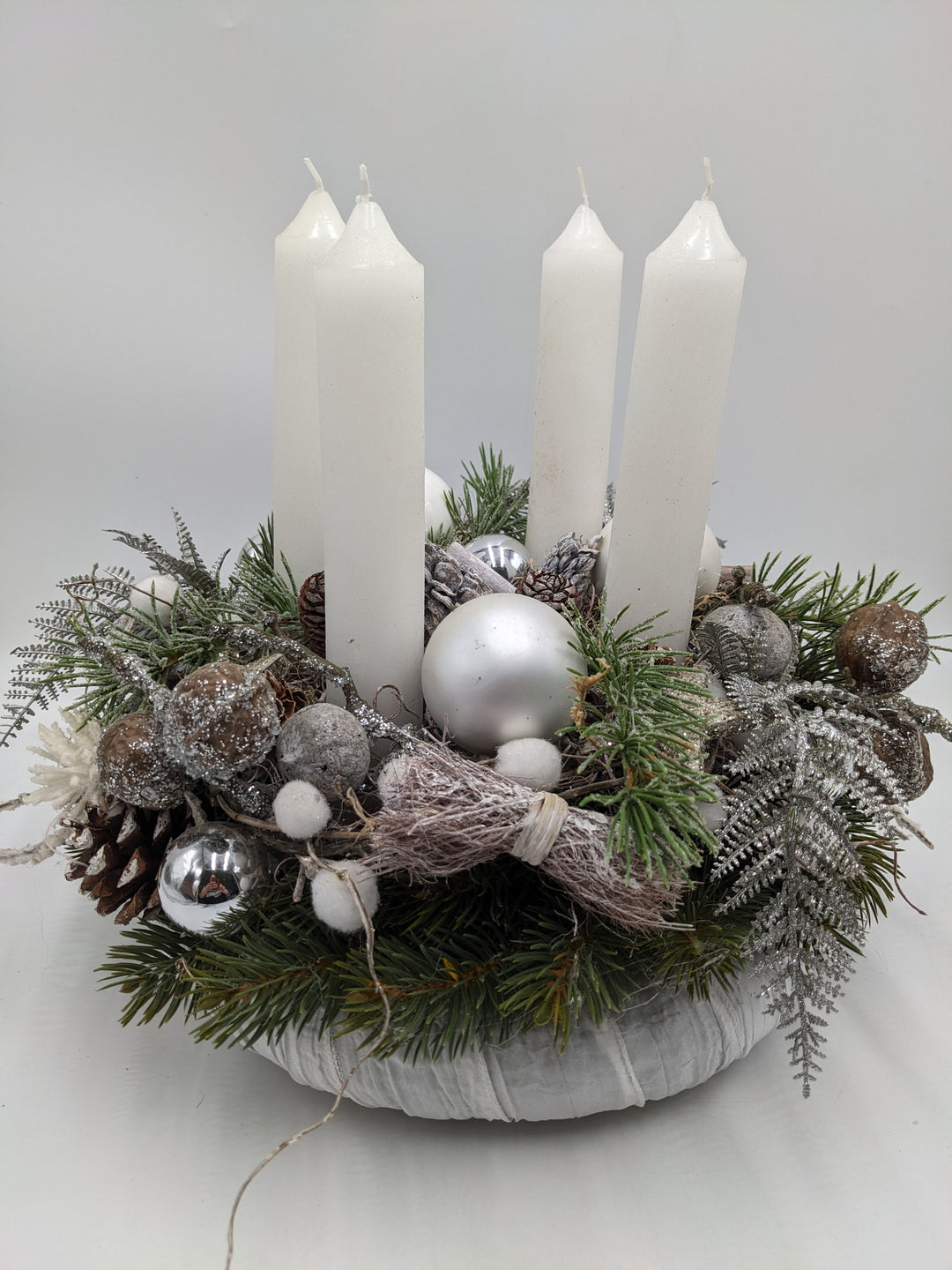 Adventskranz Kugel Stern Zapfen weiß