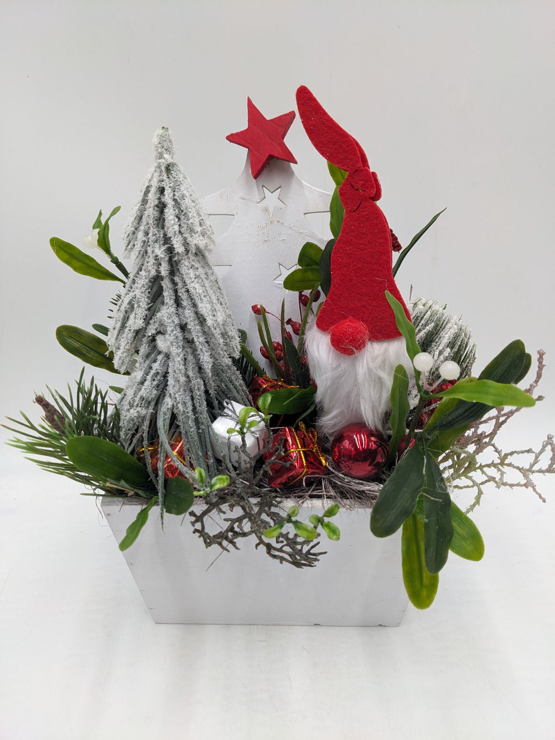 Weihnachtsgesteck Kugel Geschenk Wichtel rot