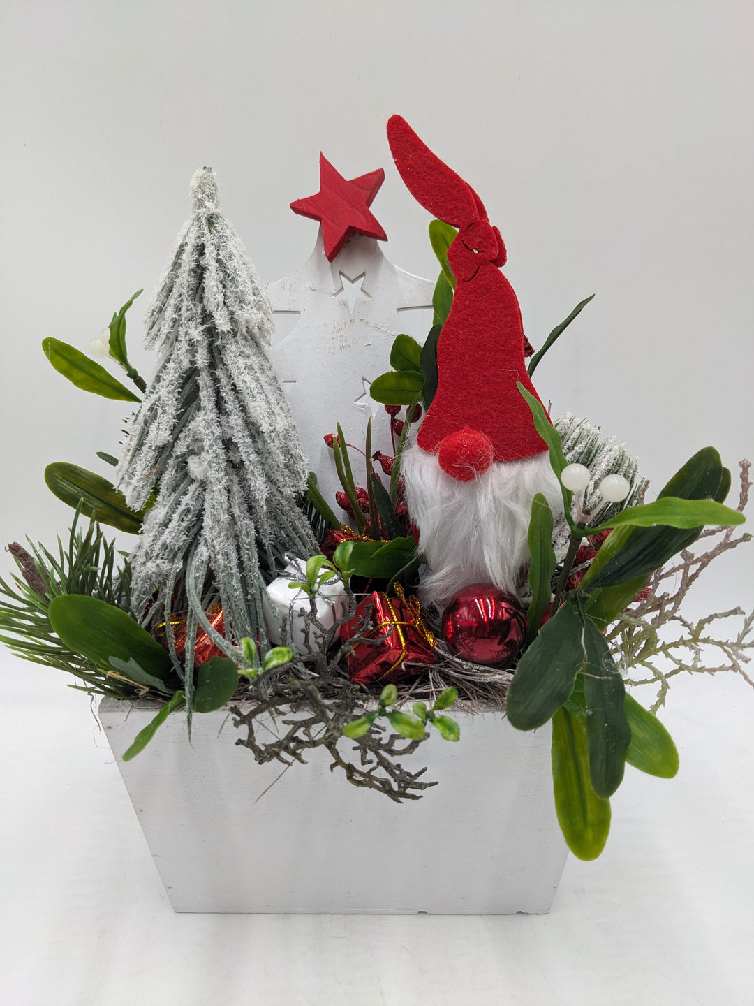 Weihnachtsgesteck Kugel Geschenk Wichtel rot