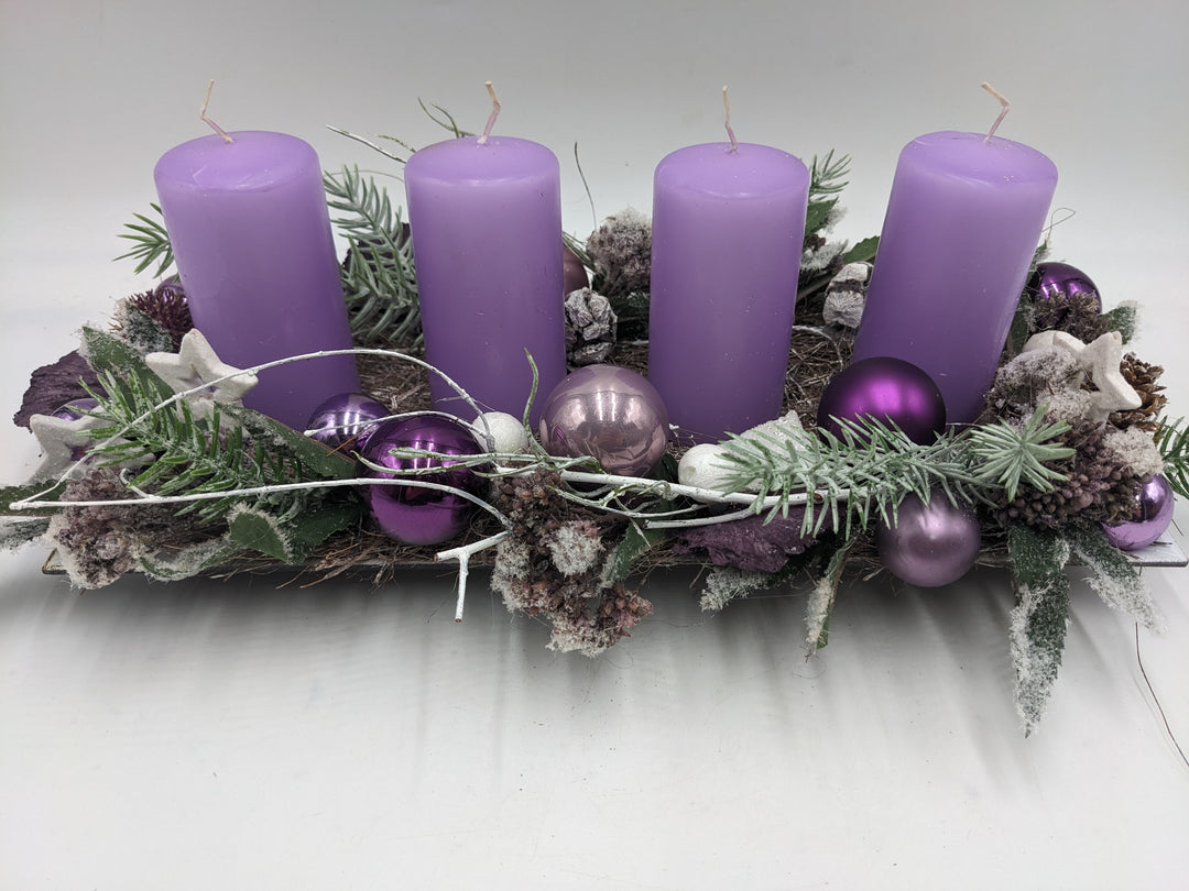 Adventsgesteck Kugel Zapfen Stern flieder