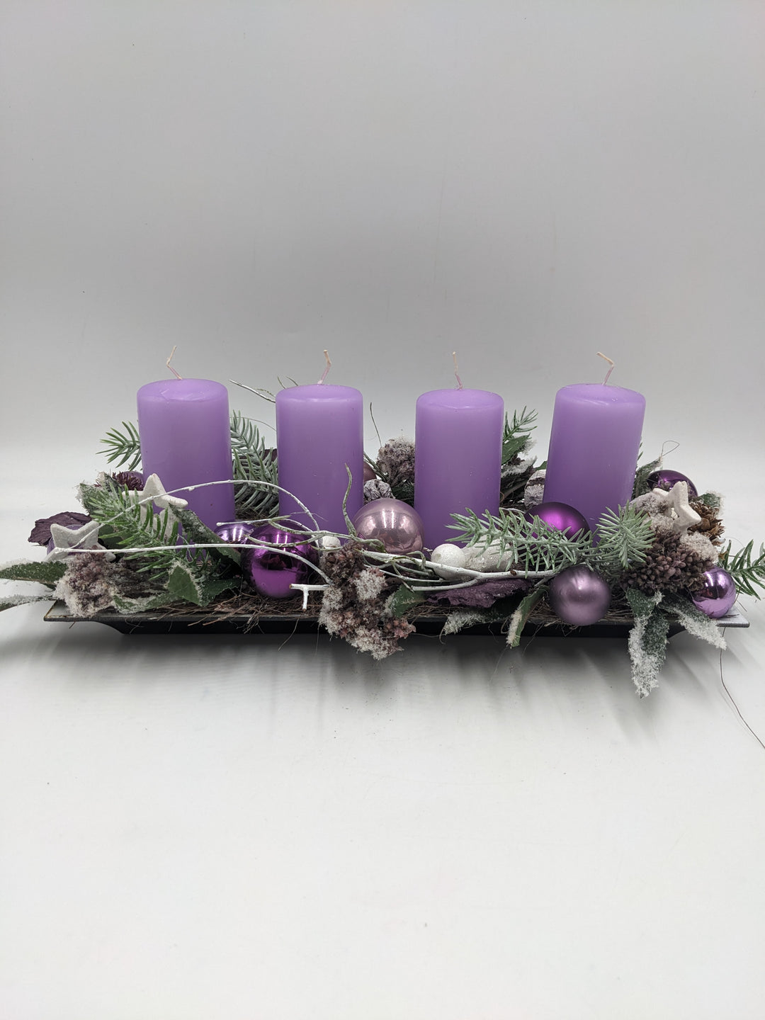 Adventsgesteck Kugel Zapfen Stern flieder